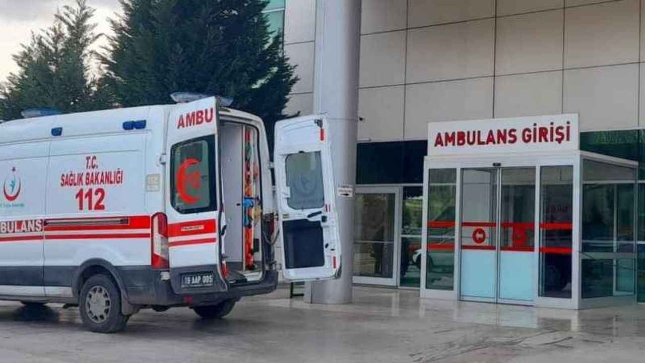 Çorum'da motosiklet ile bisiklet çarpıştı