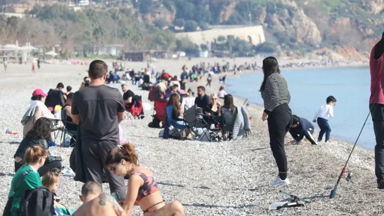 Antalya'da tatilin son gününde sahilde yoğunluk