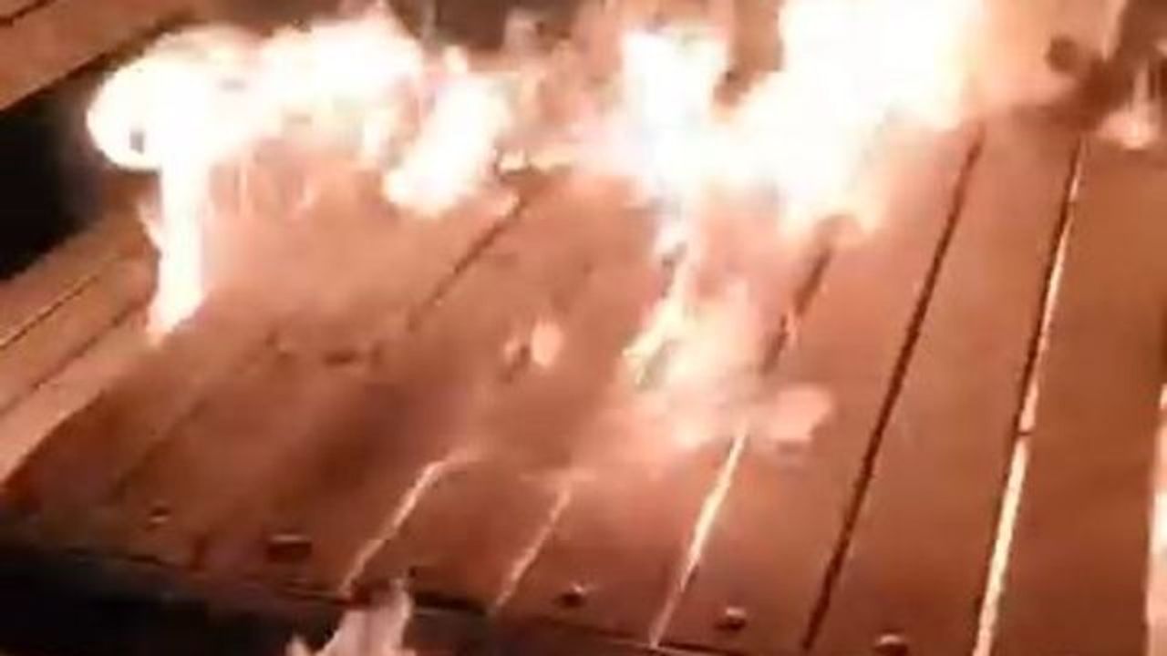 Parktaki bank ve masayı ateşe verip, o anları kaydettiler