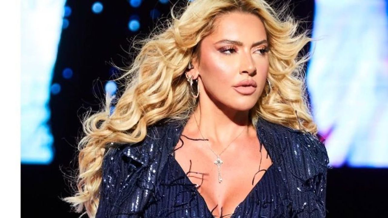 Hadise'den ' İhraç edilen Teğmenlere' destek!