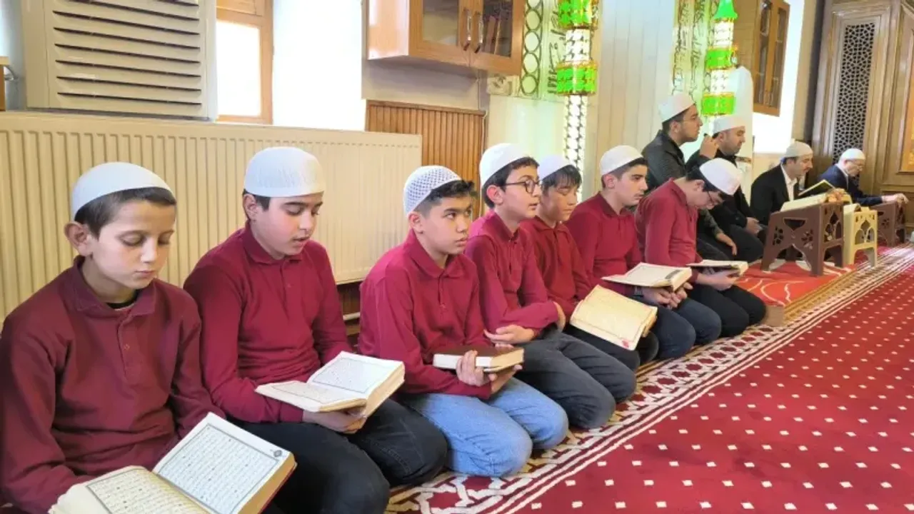 Genç hafızlar mukabele geleneğini devam ettiriliyor