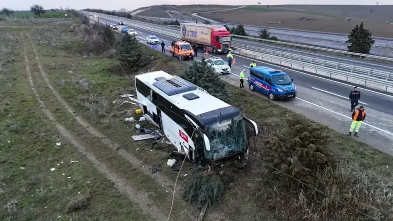 Çanakkale’de tur otobüsü kaza yaptı