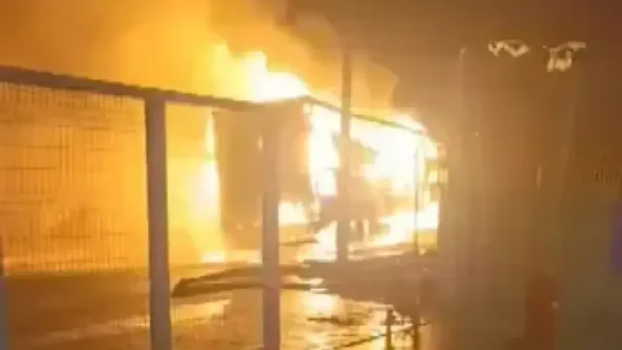 Arnavutköy'de karton koli yüklü TIR yandı