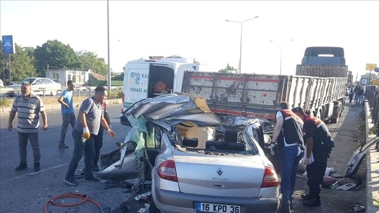 Bursa'da, otomobil TIR'a çarptı
