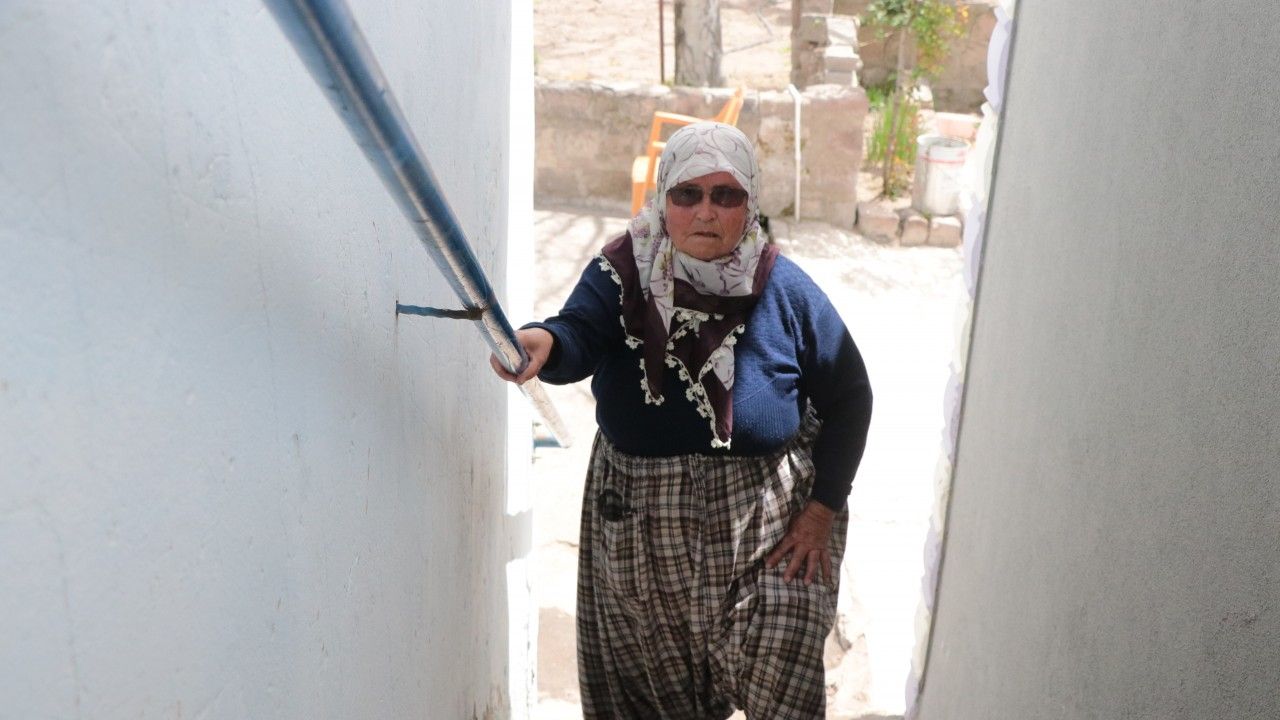 Yatağa bağımlı oğluna bakıyor