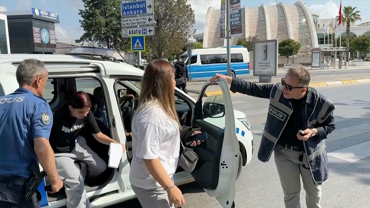 Kimliğini kaybeden öğrenciye polisten yardım