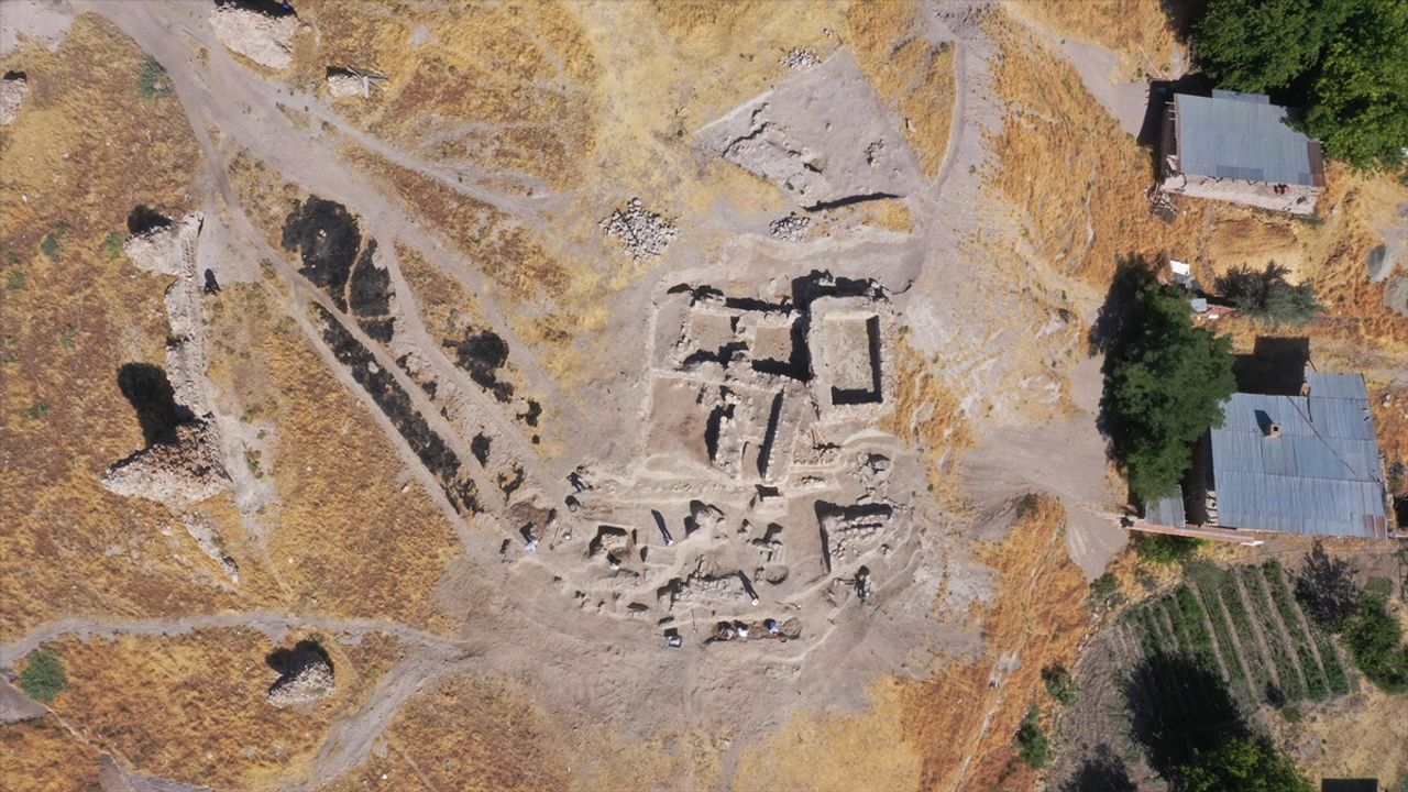 Elazığ'da Şaşırtan Keşif: 6000 Yıllık Tapınak Alanı Görüntüye Çıktı!