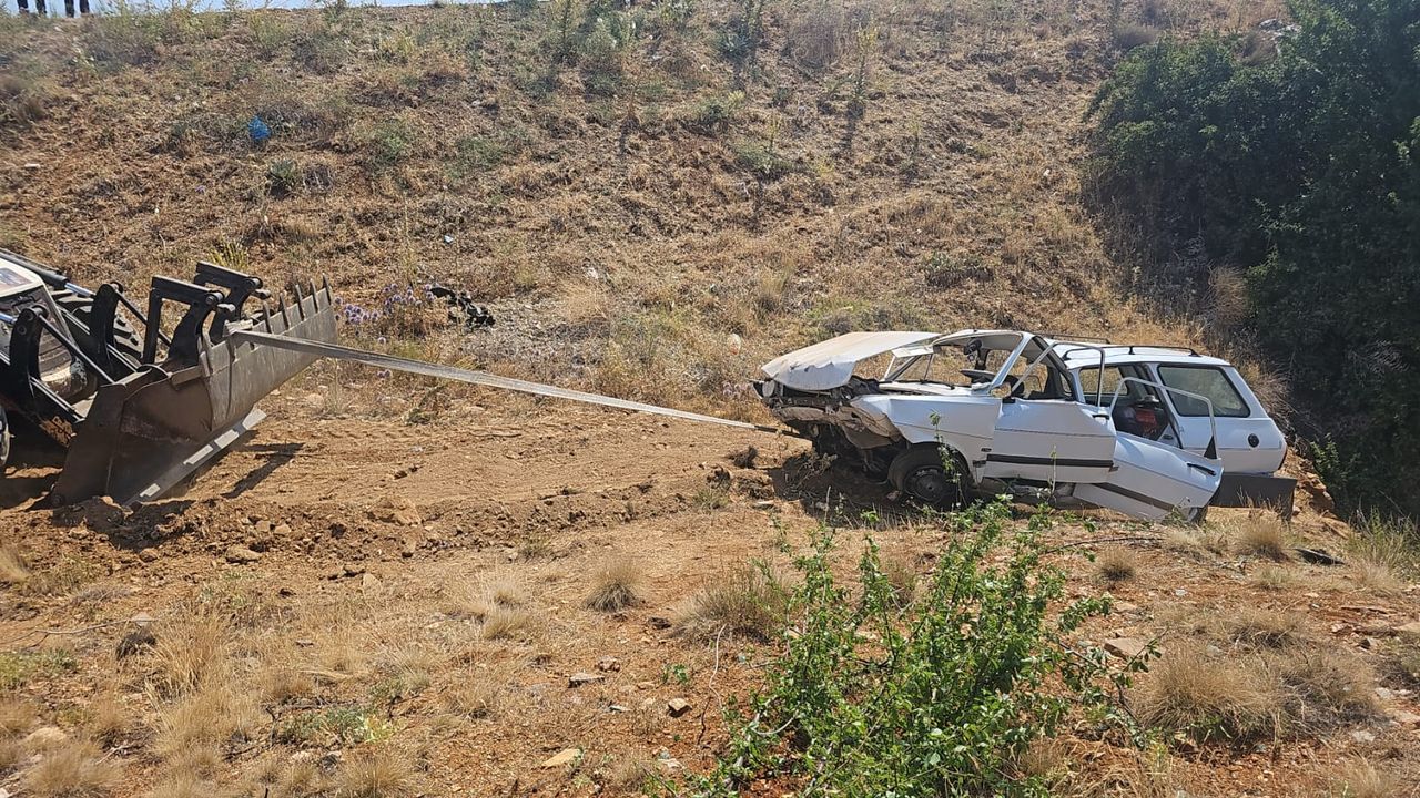 Otomobil şarampole devrildi