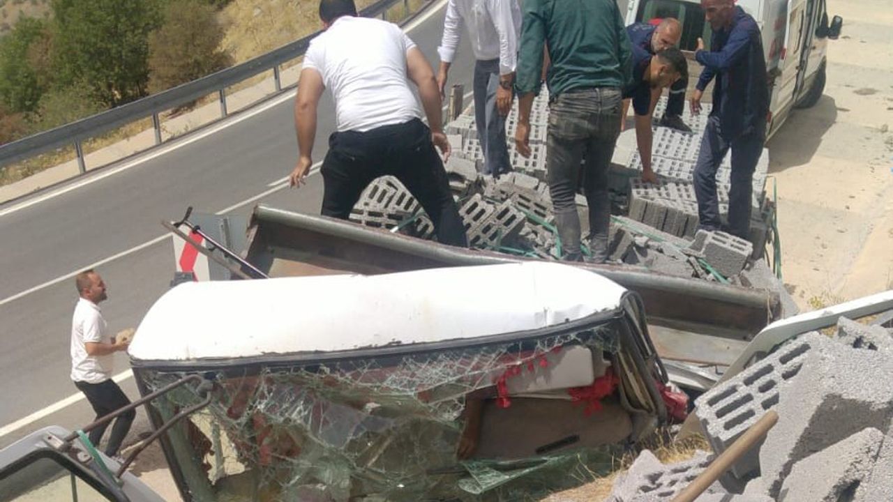 Bitlis'te kamyon devrildi: 1 ölü