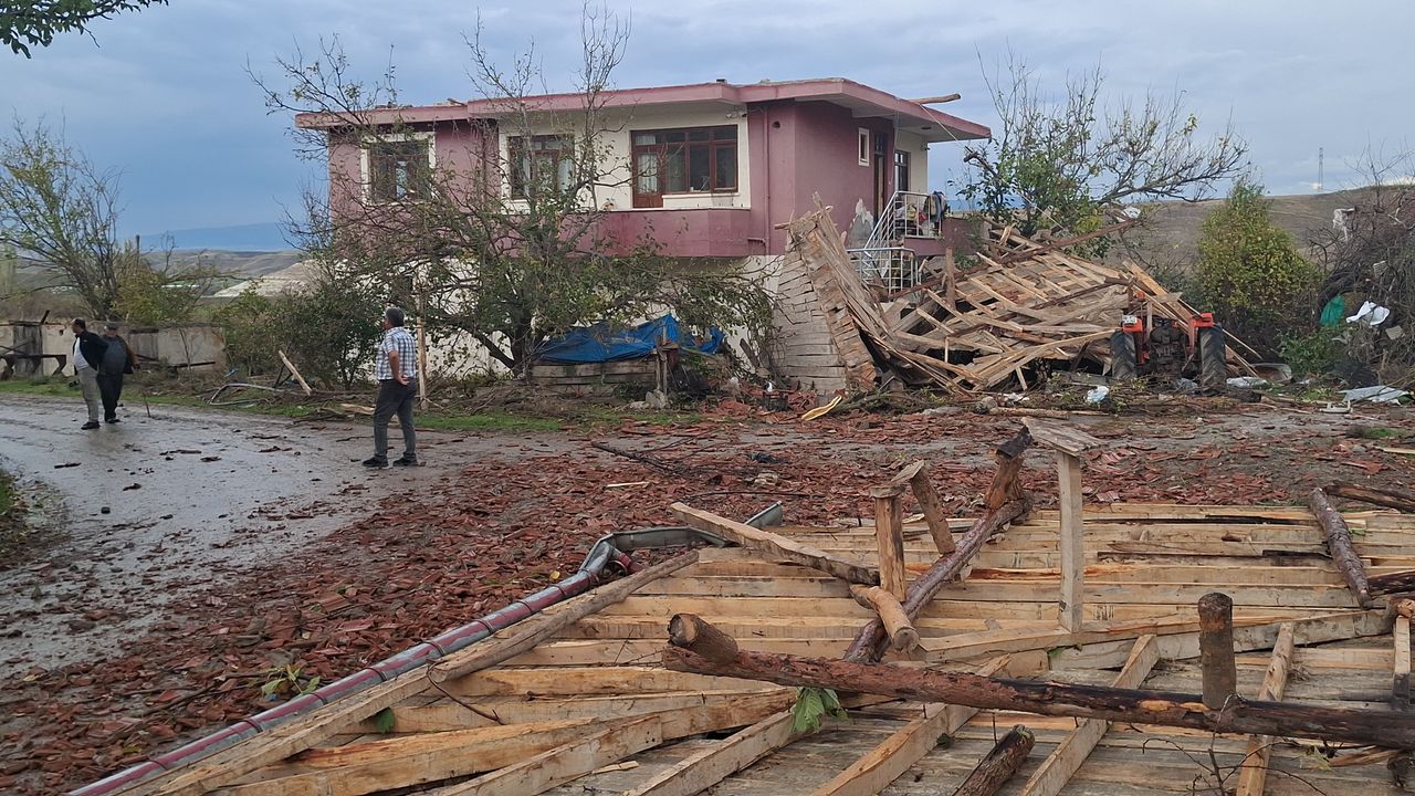 Beypazarı’nda Hortum Felaketi: Evler, Ağıllar ve Cami Minaresi Zarar Gördü