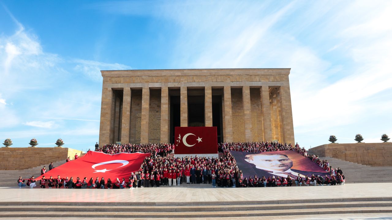 Genç Kızılay gönüllülerİ Anıtkabir'İ ziyaret etti!