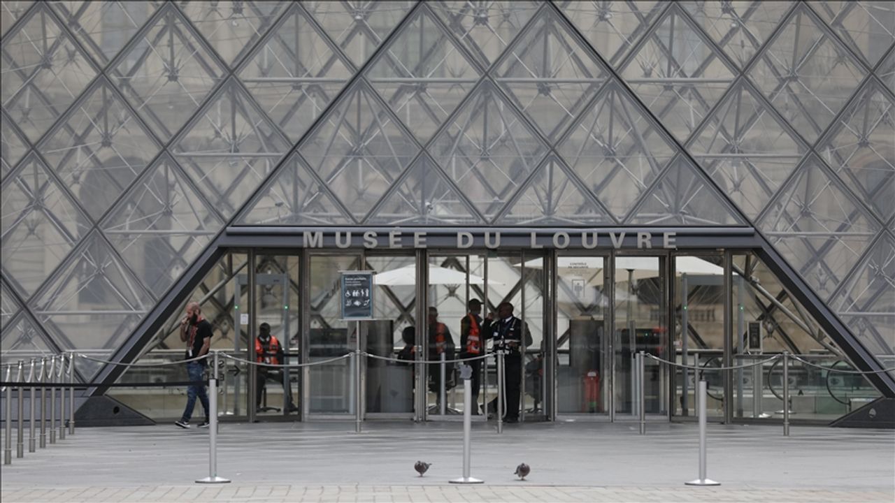 Paris’te Tarihi Soygunun Ardından Louvre Mücevherleri Bankada Korunuyor