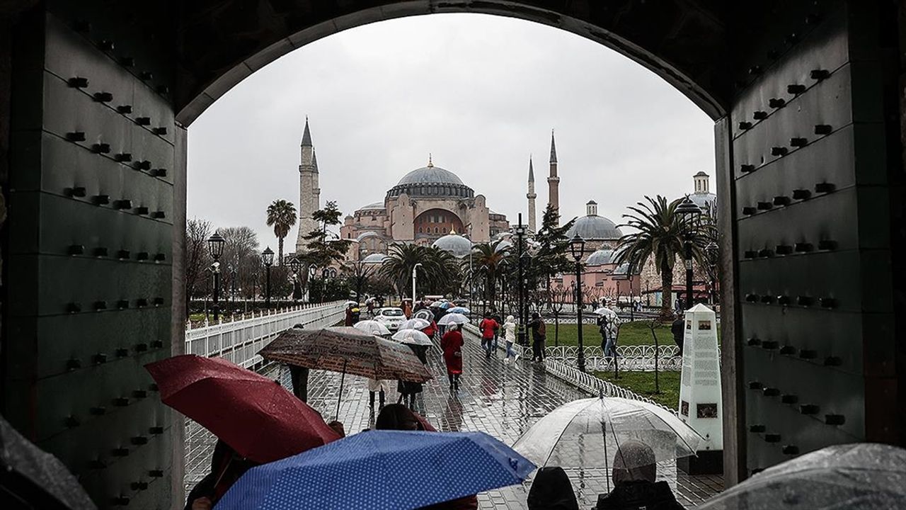 Türkiye’ye Gelen Yabancı Ziyaretçi ve Turizm Geliri 2025’te Artacak mı?