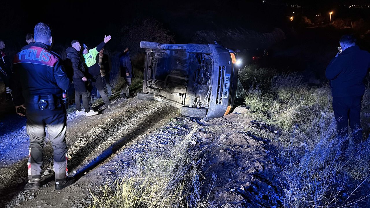 Alkollü sürücü, eşi ve bebeğiyle polisten kaçtı, kaza yaptı