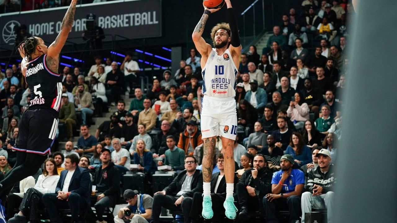 Anadolu Efes, Paris’te 90-80 Galip