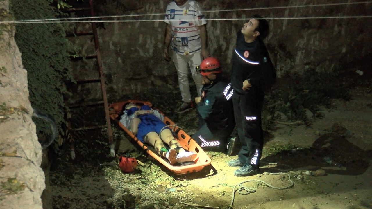 Antalya'da, kurtarma sırasında üşüyen turiste yeleğini verdi