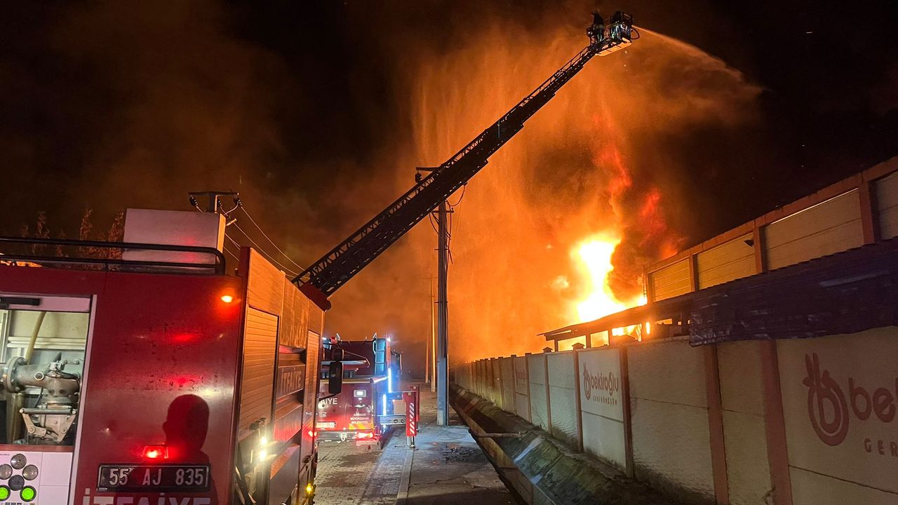 Bafra’da Geri Dönüşüm Fabrikasında Yangın