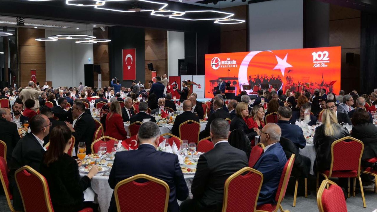Cumhuriyet Pastasını 102 yaşındaki Ali Sezer kesti
