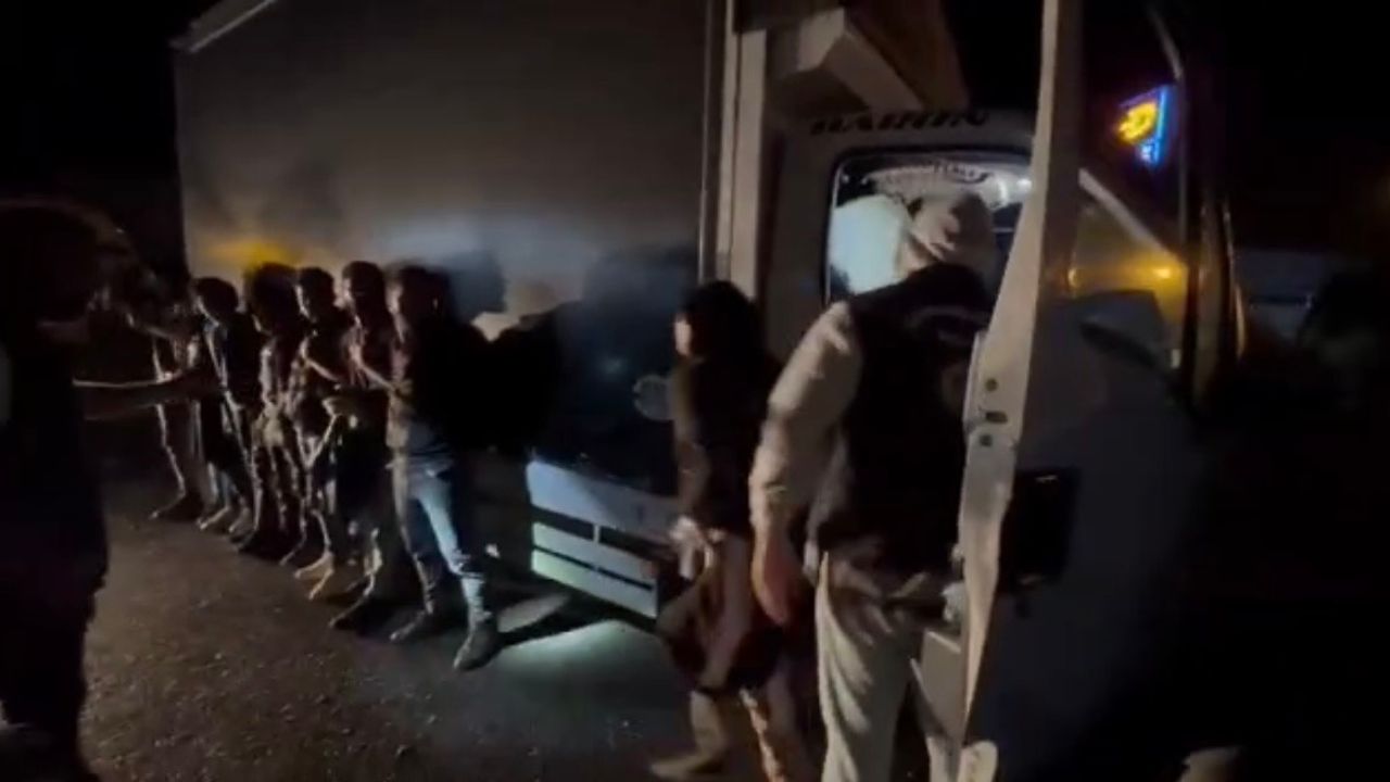 Durdurulan 2 araçtan 38 kaçak göçmen çıktı