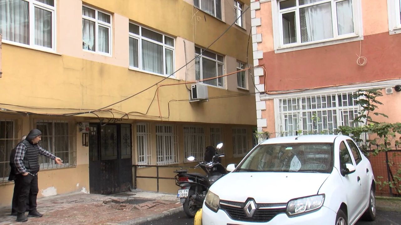 Fatih'te sağanak yağış sonrası zemin kattaki daireleri su bastı