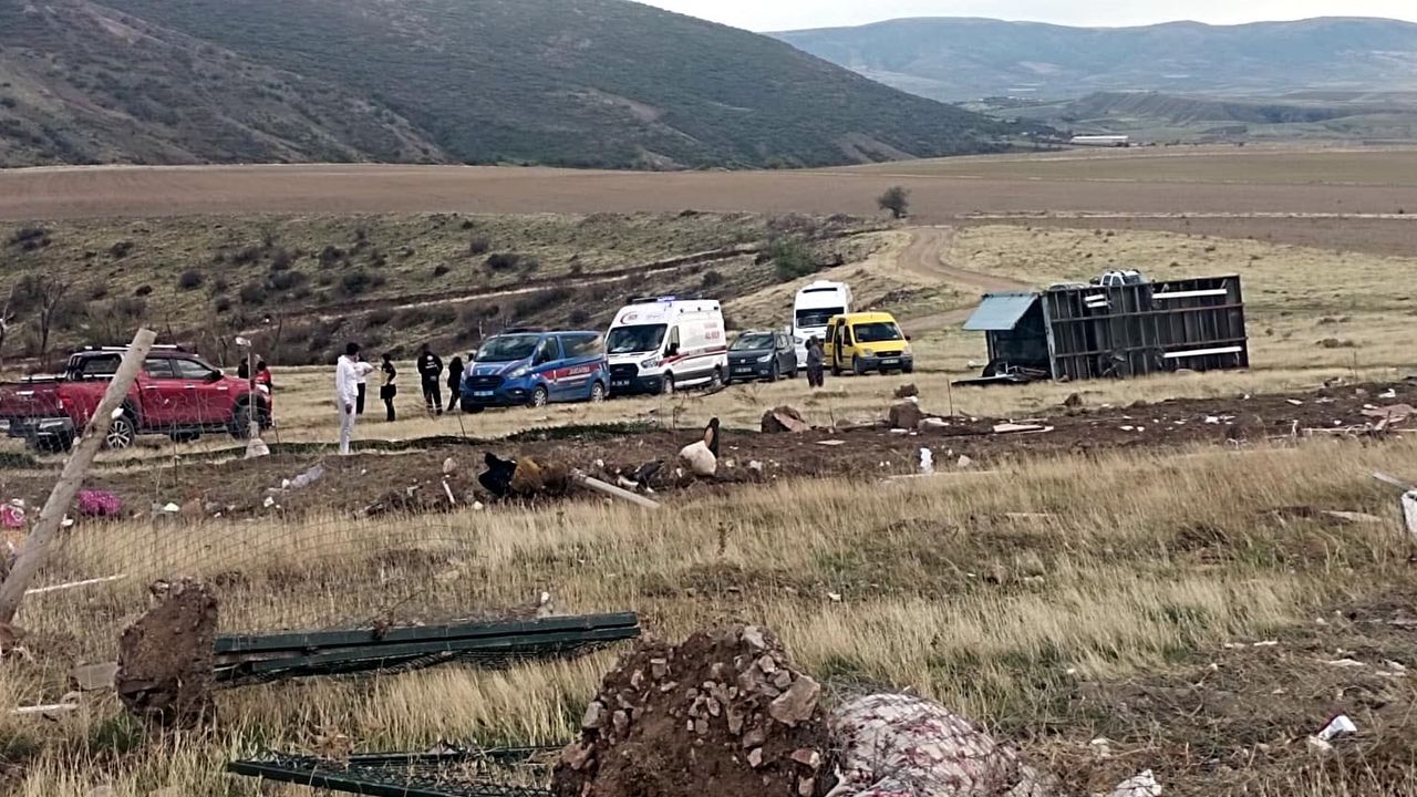 Fırtınada üzerine konteyner ev devrildi