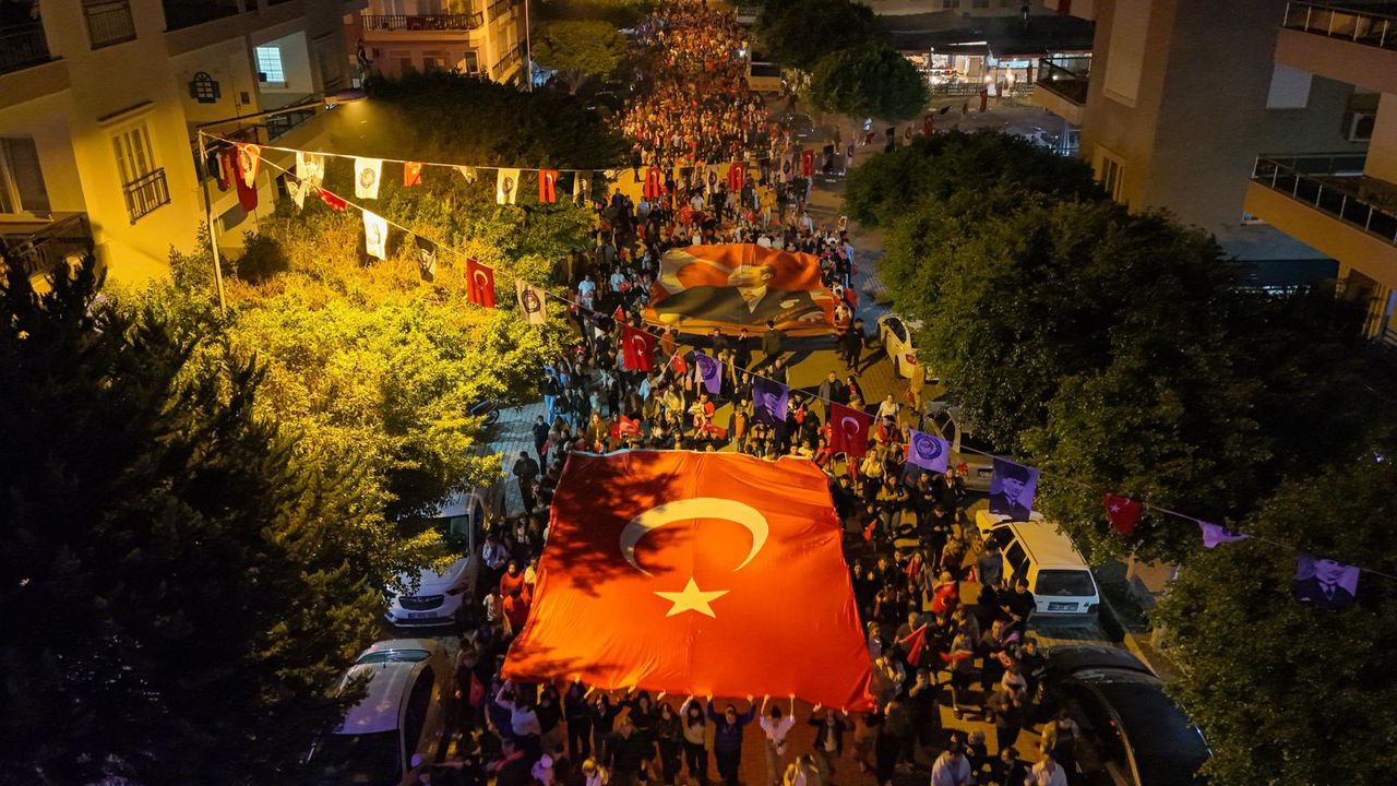 Gelinlik ve Damatlıkla Fener Alayına Katıldılar