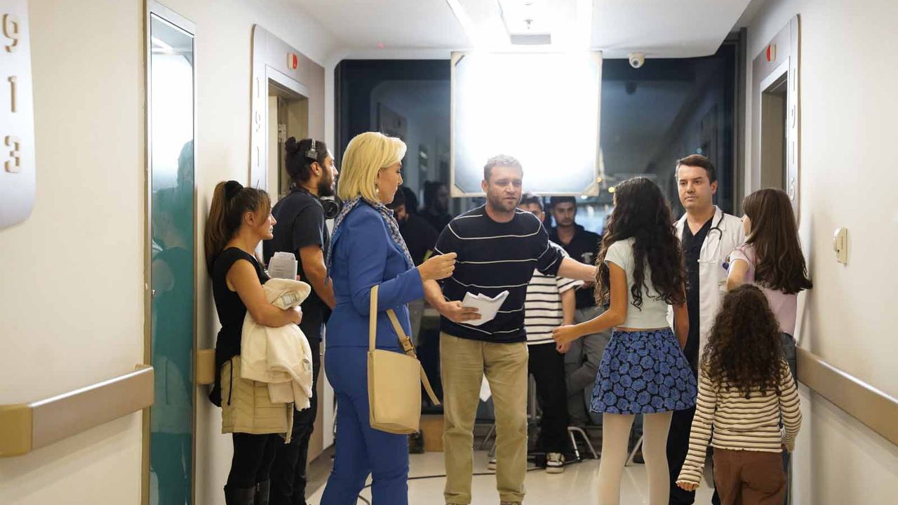 “Güller ve Günahlar” setinde kahkaha eksik olmuyor