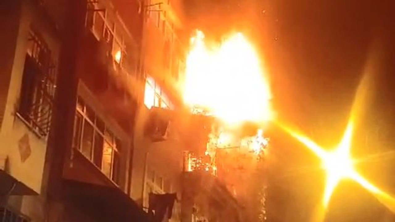 Havai fişek binaya sıçradı