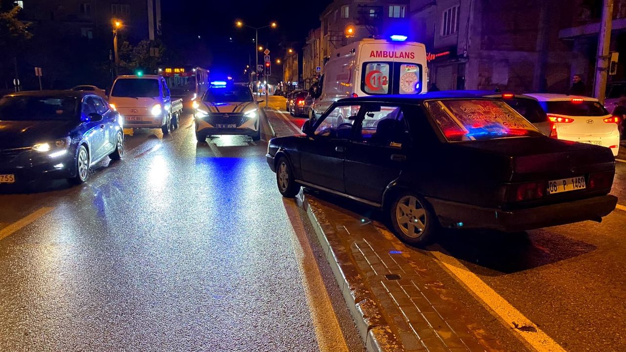 İnegöl’de Otomobil Refüje Çarptı