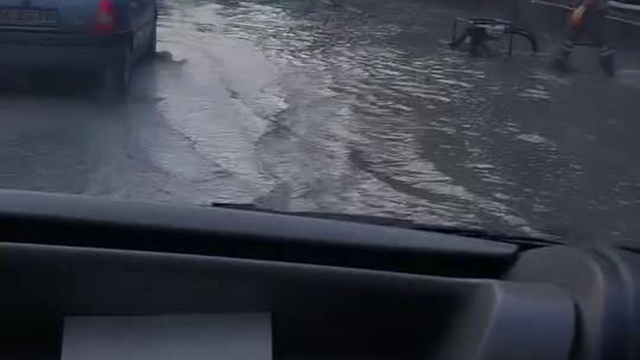 İstanbul'da sağanak sonrası caddeler su içinde kaldı
