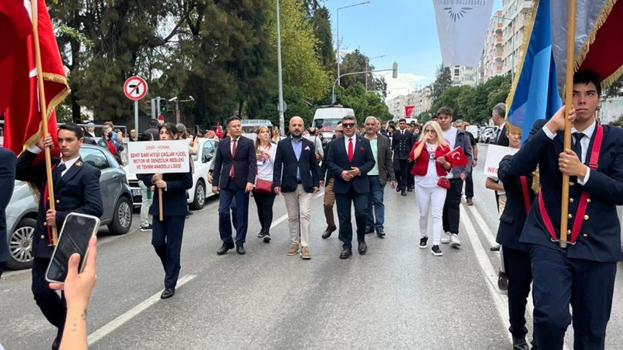 İzmir'de öğrencilerden 'Cumhuriyet Yürüyüşü'