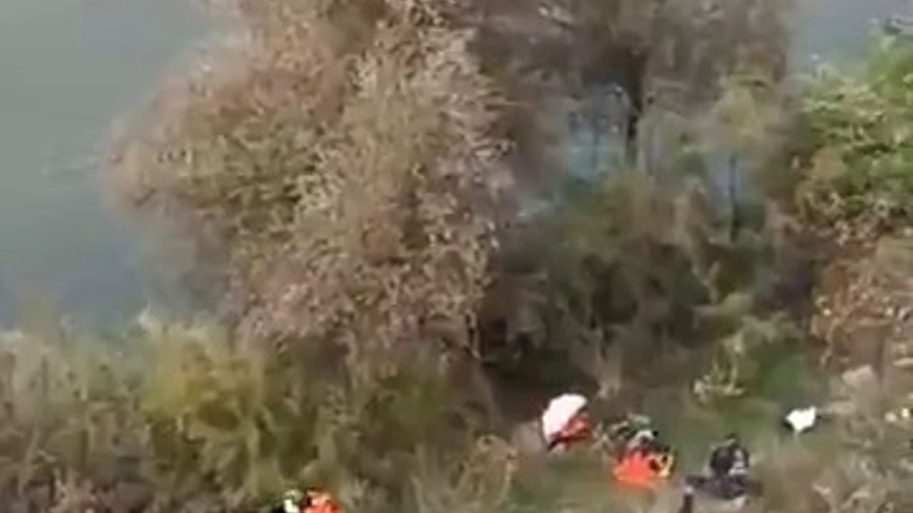 Nehirde mahsur kalan aile kurtarıldı