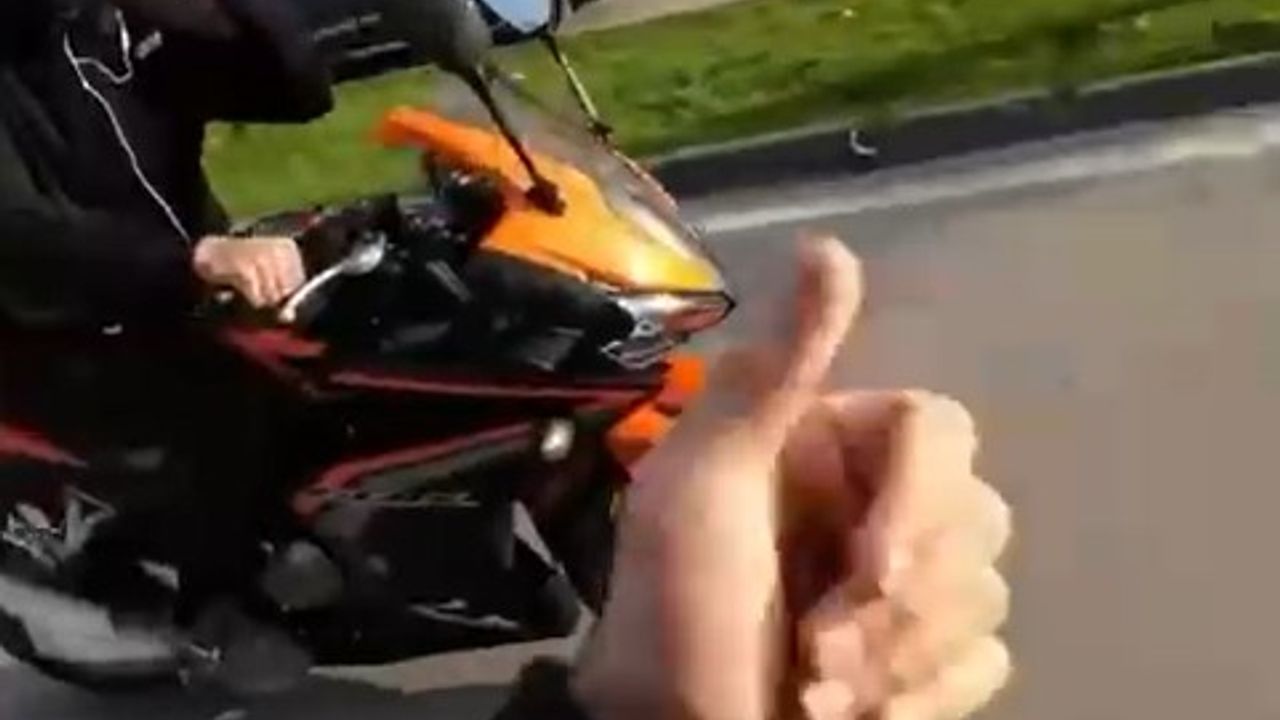 Otomobilin dikiz aynasını parçaladı!