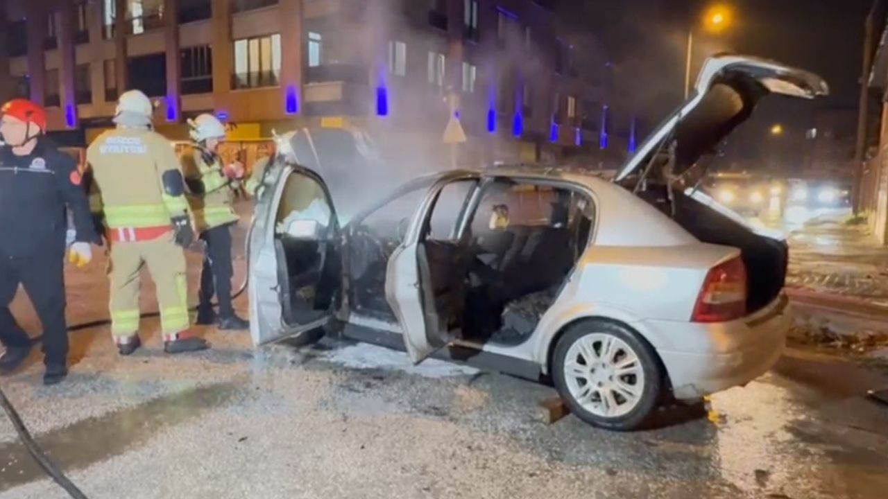 Park halindeki otomobil alev aldı