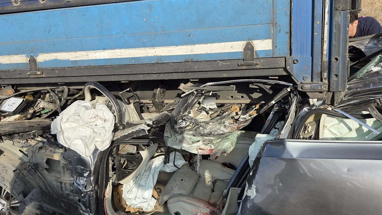 TIR'a arkadan çarpan otomobilin sürücüsü öldü