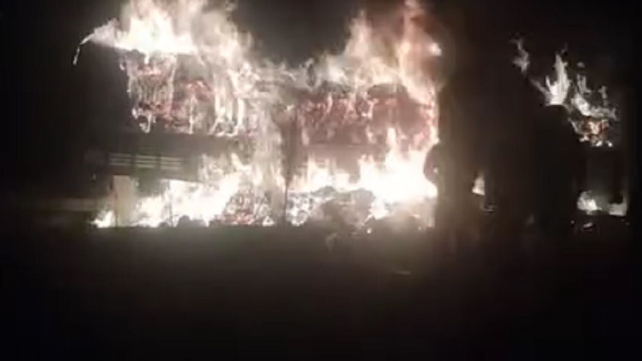 TIR'ın dorsesi yandı!