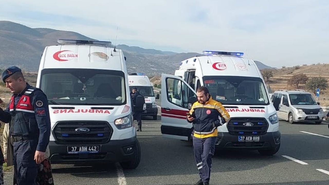 Traktöre çarpan otomobil devrildi!