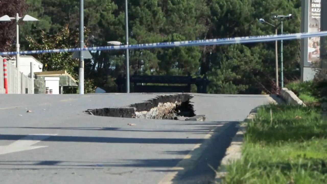 Ümraniye'de istinat duvarı çöktü