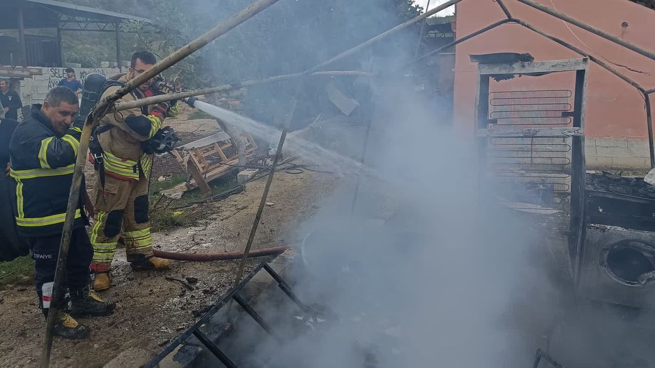 Yayladağı’nda Konteyner Yangını: 1 Ölü, 1 Yaralı