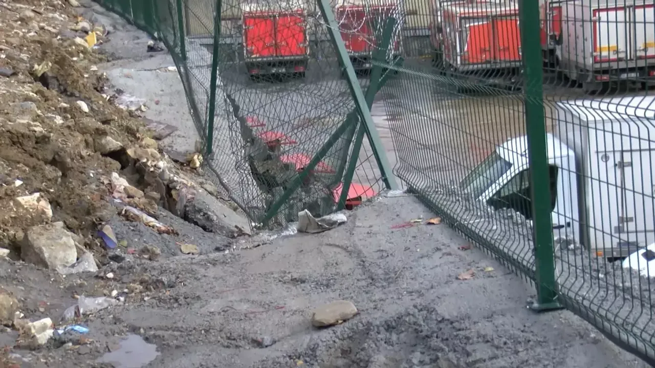 Fabrikanın istinat duvarı çöktü