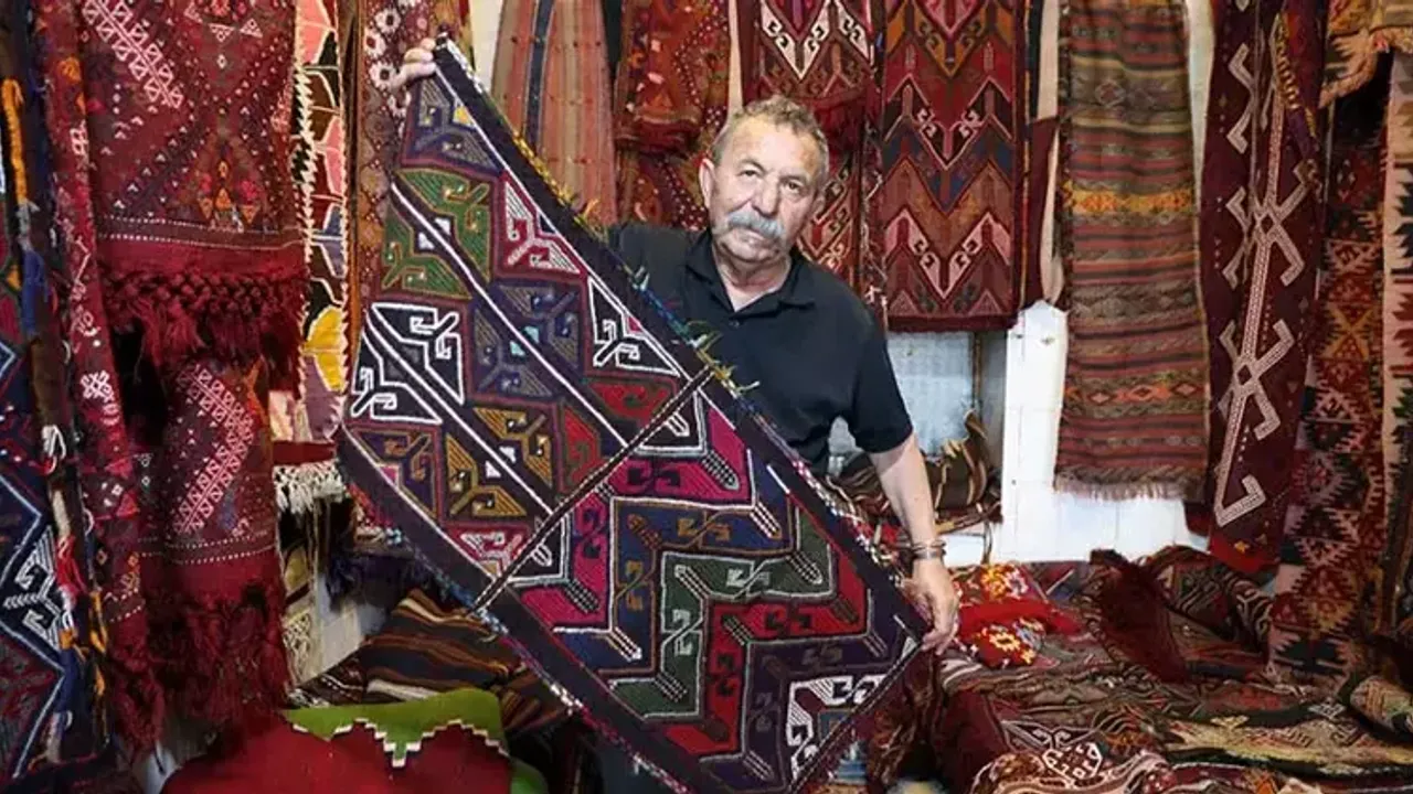 Kilim ve halılardan oluşan koleksiyon oluşturdu