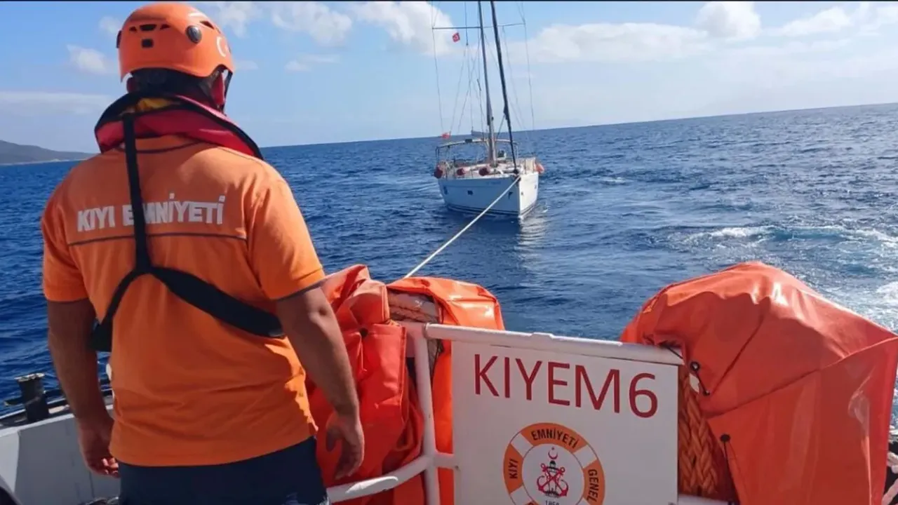 Denizde mahsur kalan tekne kurtarıldı