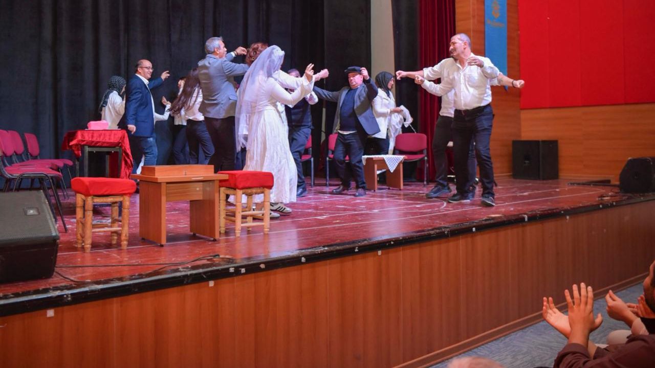 Tiyatro sahnesinden sokaktaki canlara destek