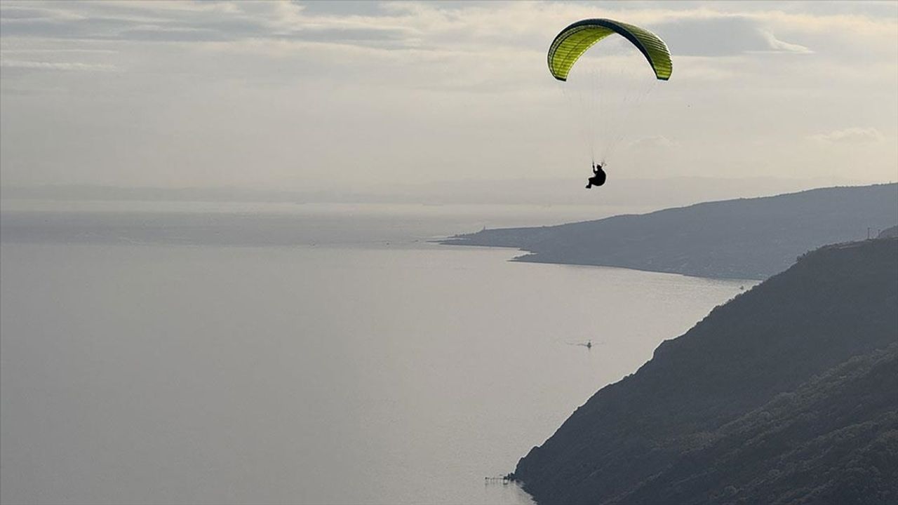 Uçmakdere’de Gökyüzü Tutkusu: Yamaç Paraşütçülerinin Buluşma Noktası