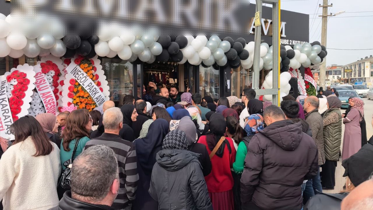 Bursa'da Açılışta İzdiham