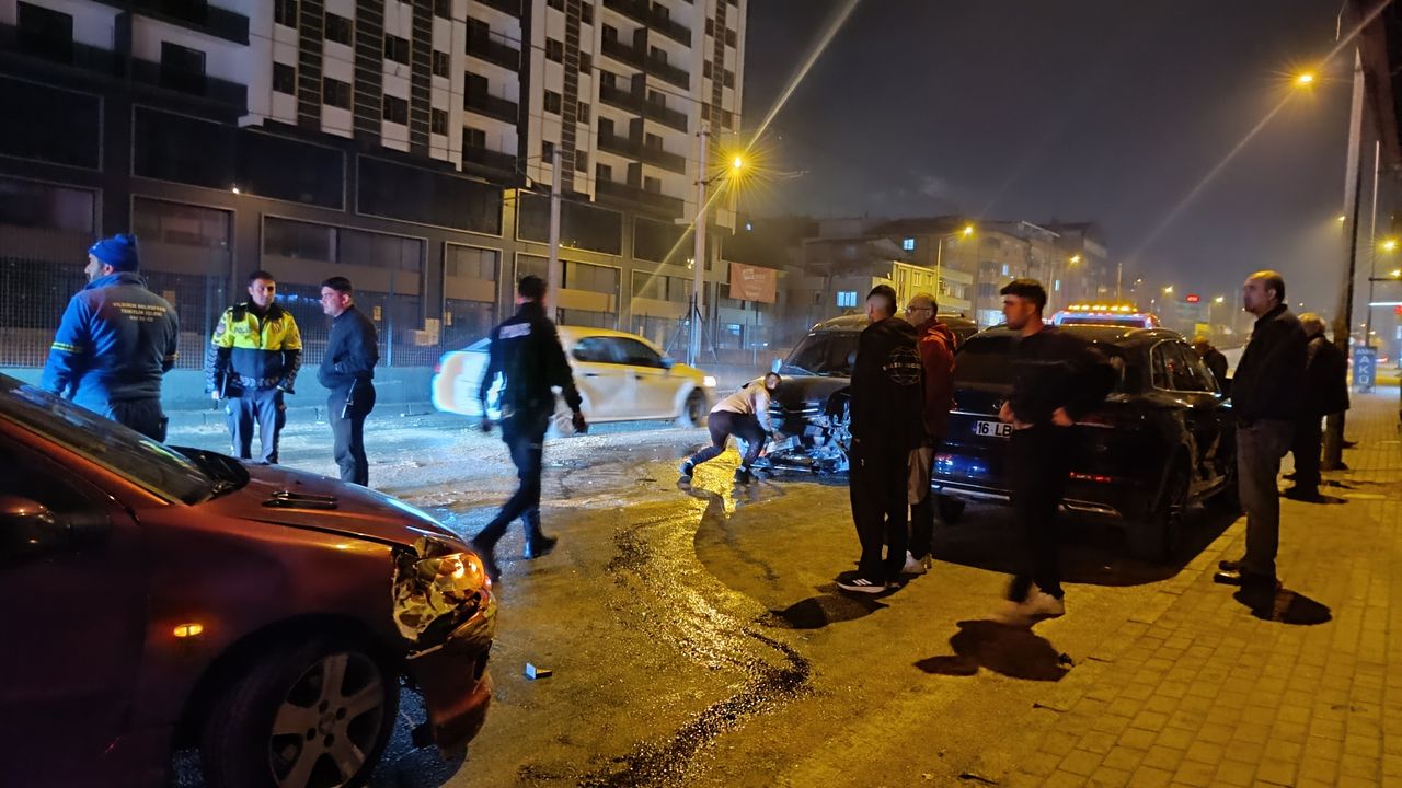 Bursa’da Zincirleme Trafik Kazası: 2 Yaralı
