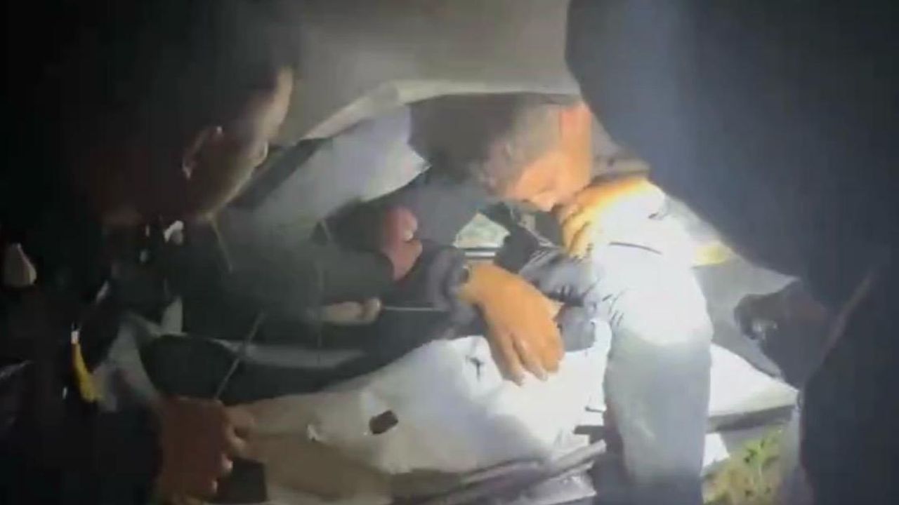 Polisten kaçarken kaza yapan otomobilde 9 kaçak göçmen yakalandı