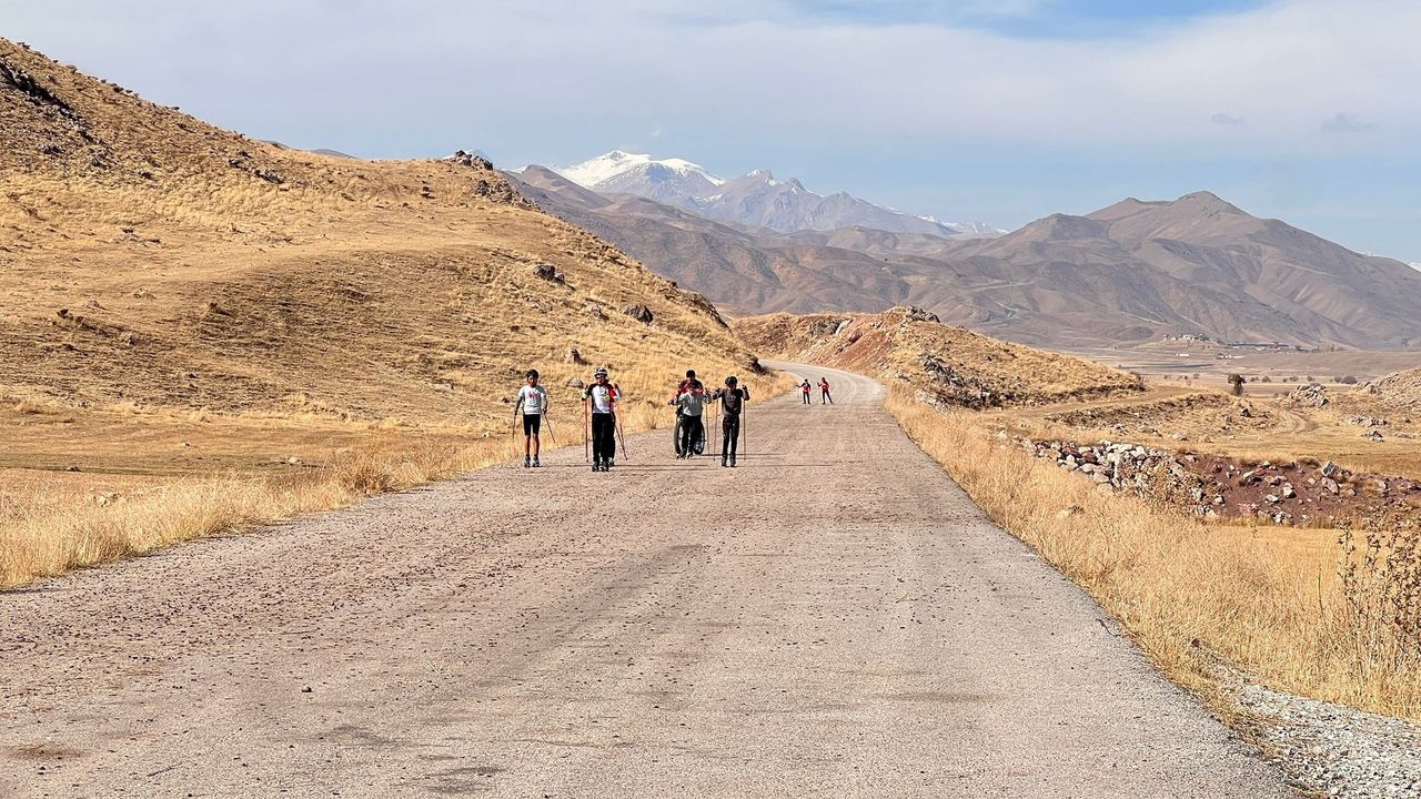 Yüksekova Tekerlekli Kayak Takımı Şampiyonluk İçin Gün Sayıyor