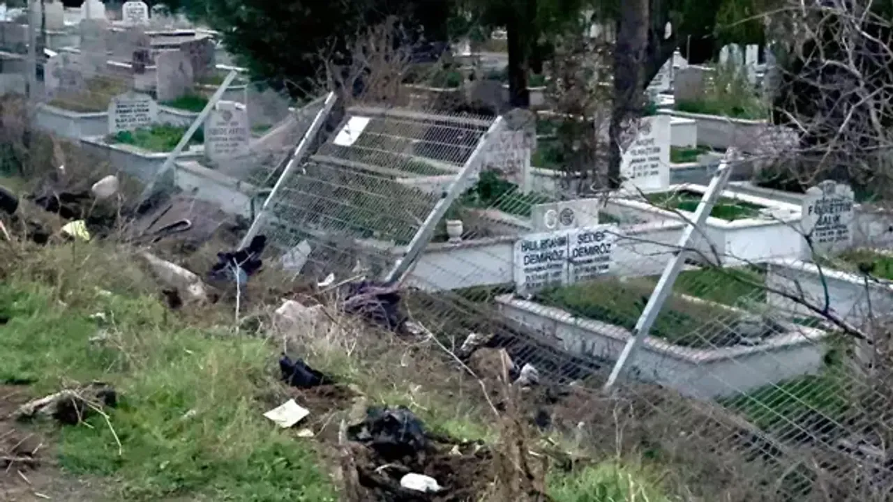 Otomobil, mezarlığa daldı