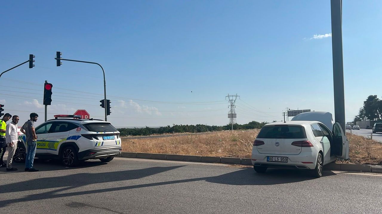 Kilis'te otomobil yön tabelasının direğine çarptı: 2 yaralı